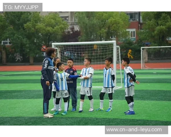 踢足球的音效世界体验让你感受每一次进球的激情与欢呼